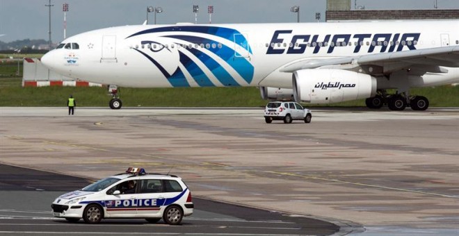 Vista de un coche de policía junto a un avión de la compañía Egyptair en el aeropuerto de Charles de Gaulle en París, Francia,. EFE/Etienne Laurent