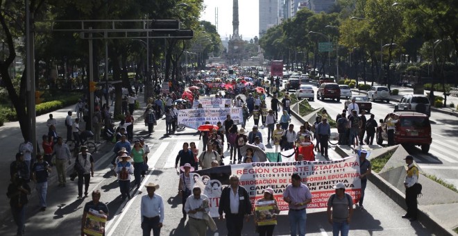 Más de 3.000 maestros han sido despedidos en México tras manifestarse contra la ley educativa. REUTERS