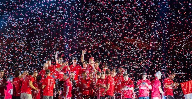 Los jugadores del Sevilla FC festejan con la afición su quinta Liga Europa, conseguida el pasado miércoles en Basilea (Suiza), en el estadio Ramón Sánchez-Pizjuán, en Sevilla./ EFE