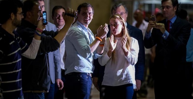 El líder de Ciudadanos, Albert Rivera, es recibido por la esposa del preso político venezolano Leopoldo Lopez, Lilian Tintori, a su llegada a Venezuela./ EFE