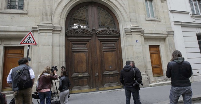 Varios periodistas apostados frente a la entrada de la sede de  Google en  París. REUTERS/Jacky Naegelen