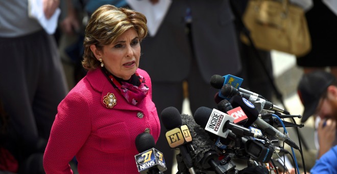 La abogada Gloria Allred se dirige a los medios después de que el actor y comediante Bill Cosby abandonase la Corte del Condado de Montgomery después de una audiencia previa al juicio por cargos de asalto sexual en Norristown , Pennsylvania.- REUTERS / Ma