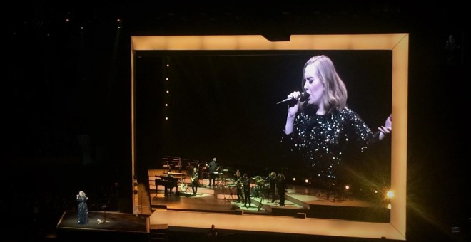 La cantante británica Adele, en su concierto en el Palau Sant Jordi. EUROPA PRESS.