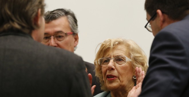 La alcaldesa de Madrid, Manuela Carmena, conmversa con varios concejales antes del pleno del Ayuntamiento. EFE/Mariscal