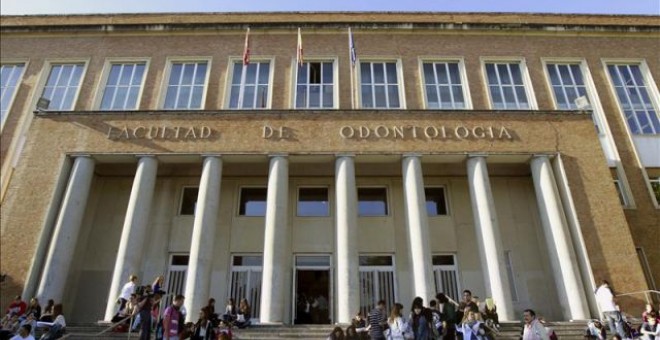 Estudiantes en las escaleras de la Facultad de Odontología de la Universidad Complutense de Madrid. EFE