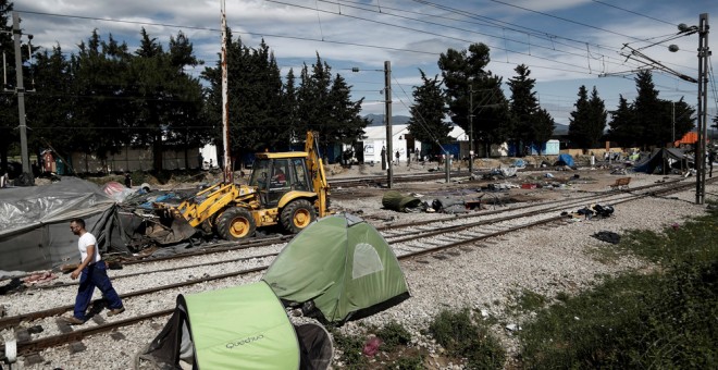 Una excavadora arrasa las tiendas de campaña que utilizaban los reisdentes del campo de refugiados de  Idiomeni. REUTERS/Yannis Kolesidis