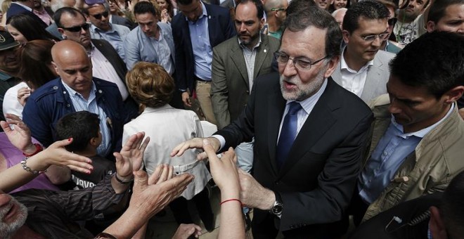 El presidente del Gobierno en funciones, Mariano Rajoy, saluda a los vecinos de la localidad valenciana de Alfafar donde se ha reunido con representantes de la educación concertada en la Comunitat Valenciana. EFE/Manuel Bruque