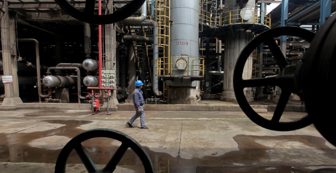 Un trabajador camina por las instalaciones de una refinería en Wuhan, en la provincia china de Hubei. REUTERS/Stringer