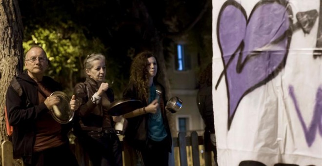 Aspecto de la cacerolada realizada en la Plaça del Nord, esta noche en el barrio de Gràcia, en el cuarto día de protestas por el desalojo del 'banco expropiado'. EFE/Quique García