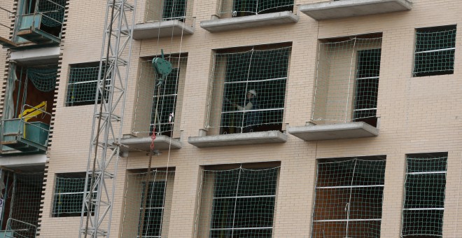 Trabajadores en un edificio en construcción en Madrid. REUTERS