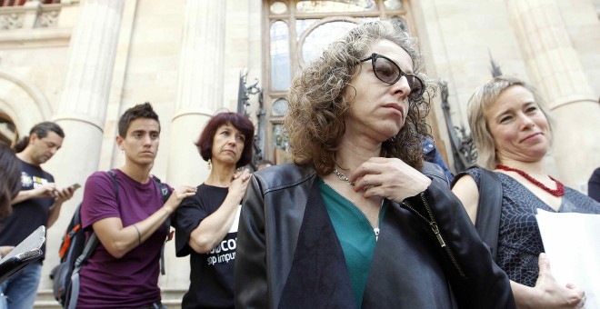 Esther Quintana acompañada de su abogada Laia Serra salen de la Audiencia de Barcelona, tras conocer la sentencia que absuelve a los dos mossos d'esquadra que estaban acusados de haberle reventado el ojo con el disparo de una pelota de goma en la manifest