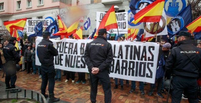 Un grupo de manifestantes de Hogar Social Madrid con la pancarta: 'Fuera bandas latinas de nuestros barrios'. EFE