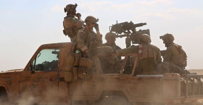 Soldados identificados por las fuerzas sirias como tropas especiales de Estados Unidos en la provincia de Raqqa, Siria. - AFP