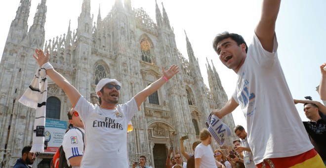Hinchas del Real Madrid en la plaza del Duomo de Milán este mediodía. /REUTERS
