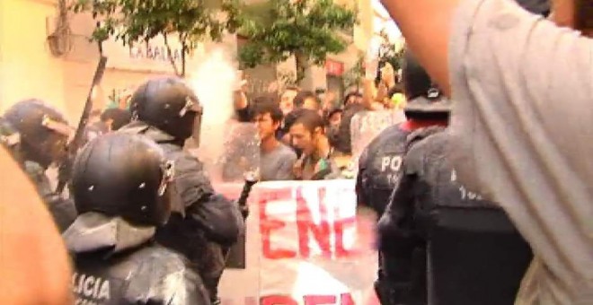 Cargas policiales en el barrio de Gràcia en los alrededores del 'banco okupado'.