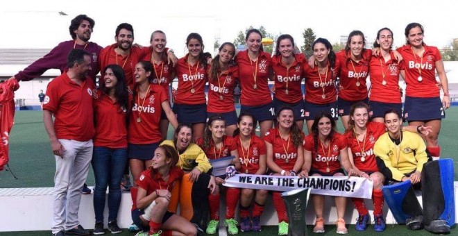 Las jugadoras del SPV Complutense celebrando su primer título de Liga.