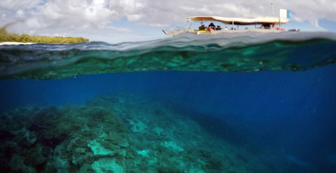 Un barco turístico sobre la Gran Barrera de coral, en Australia. REUTERS/David Gray