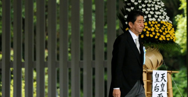 El primer ministro de Japón, Shinzo Abe, en la ceremonia en recuerdo a las víctimas de la guerra, en el Cementerio Nacional de Chidorigafuchi, en Tokio. REUTERS/Issei Kato