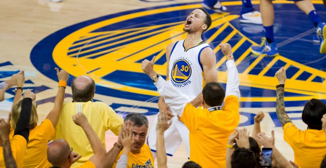 Stephen Curry, líder de los Warriors, celebra la victoria ante los Thunder. /EFE