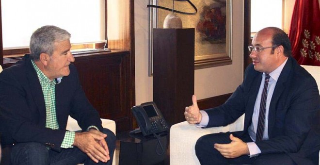 Fotografía facilitada por la Comunidad de Murcia de su presidente, Pedro Antonio Sánchez (derecha), durante una reunión oficial. / EFE