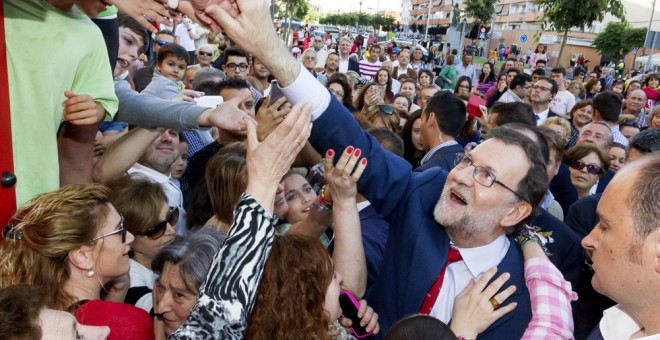 El presidente del Gobierno en funciones y candidato del PP a la reelección, Mariano Rajoy, saluda a simpatizantes durante la visita que ha realizado a Almendralejo (Badajoz). EFE/Jero Morales