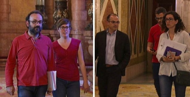 Los parlamentarios de la CUP y de Junts pel Sí, en el Parlament./ 324