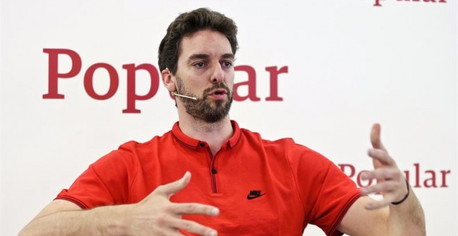 El jugador de baloncesto en la NBA y de la selección española Pau Gasol, durante la rueda de prensa ofrecida este lunes en Madrid. /EFE