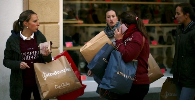 Varias personas de compras por el centro de Madrid. REUTERS