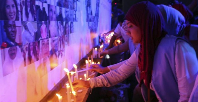 Varias personas participan en una vigilia en El Cairo por las víctimas del vuelo MS804 de EgyptAir. - EFE