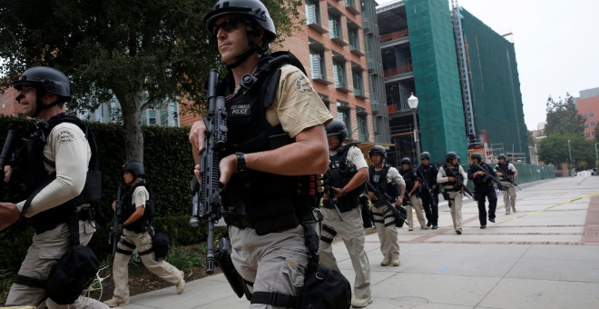 Una unidad de la Policía de Los Angeles se dirige a la Universidad de California en la que ha habido un tiroteo en Los Angeles, Estados Unidos. REUTERS/Patrick T. Fallon