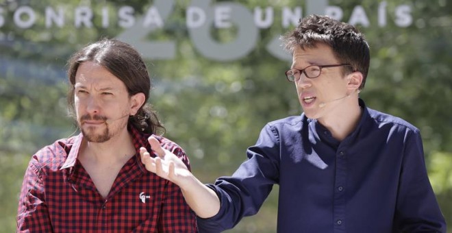 El líder de Podemos, Pablo Iglesias (i), junto al número dos del partido y director de campaña, Íñigo Errejón (d), durante la presentación de las líneas maestras y calendario de la próxima campaña electoral, en el Real Jardín Botánico Alfonso XIII de Mad