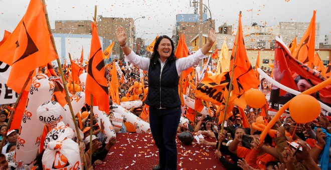 La candidata de Fuerza Popular, Keiko Fujimori, rodeada de sus seguidores en un mitin en la localidad peruana de Huacho. REUTERS/Mariana Bazo