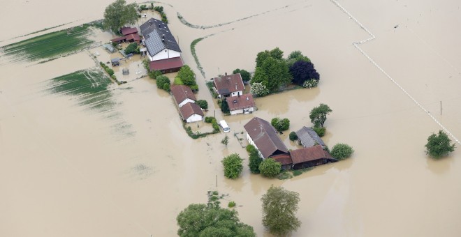 Una vista aérea de las casas sumergidas por las inundaciones en la villa bávara de Simbach am Inn en al este de Munich, Alemania. REUTERS/Michaela Rehle