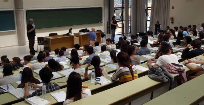 Varios alumnos se enfrentan a la última Selectividad del sistema universitario español en Oviedo, este miércoles./ EFE
