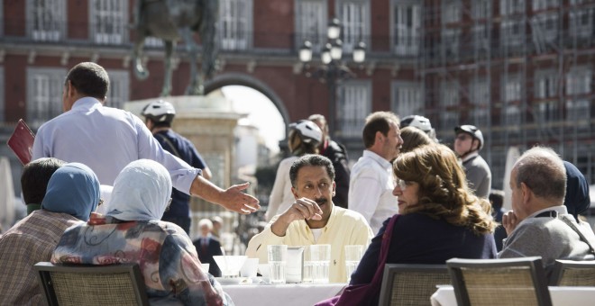 Turistas musulmanes en una terraza de la Plaza Mayor de Madrid en una imagen de archivo. EFE