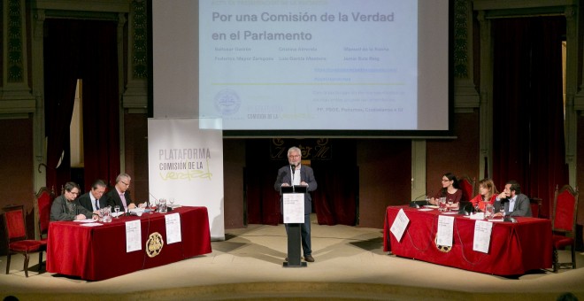 El presidente de AMESDE, Jaime Ruiz Reig, interviene durante la presentación de la iniciativa 'Por una comisión de la verdad en el Parlamento', en Madrid. EFE/Alvaro Calvo