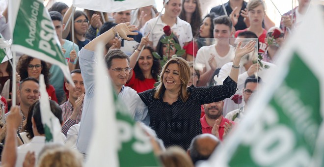 La secretaria general de PSOE andaluz y presidenta de la Junta de Andalucia, Susana Diaz, junto al secretario provincial José Luis Sánchez, durante su intervención en un acto de precampaña en el municipio almeriense de Garrucha. EFE/Carlos Barba.