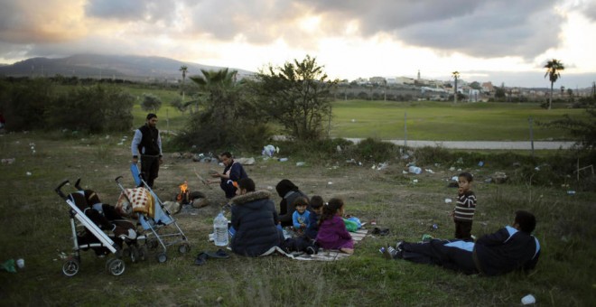 Un grupo de refugiados sirios en Melilla. REUTERS