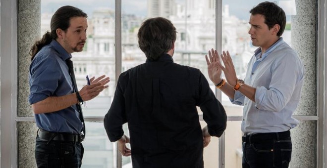 Pablo Iglesias, Jordi Évole y Albert Rivera, durante el programa de 'Salvados'.