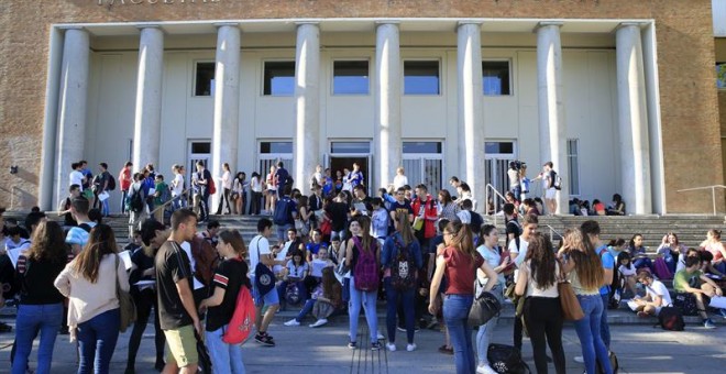 Varios estudiantes a las puertas de la Facultad de Odontología, en la Ciudad Universitaria, en Madrid, momentos antes del inicio de las pruebas de acceso a la Universidad./ EFE
