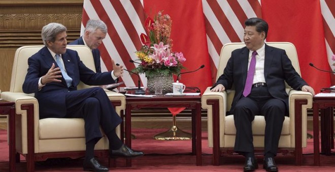 El secretario de estado estadounidense, John Kerry, se reúne con el presidente chino, Xi Jinping. - EFE