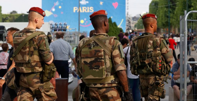 Militares franceses patrullan este martes los alrededores de la Torre Eiffel. REUTERS/Gonzalo Fuentes
