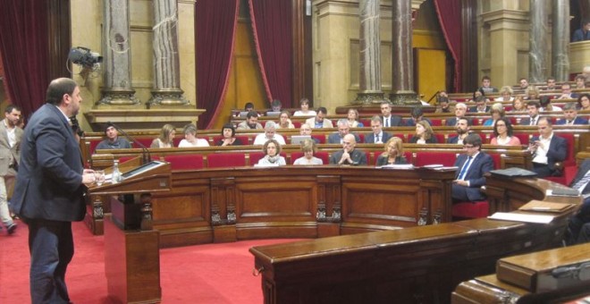 El conseller de Economía de la Generalitat, Oriol Junqueras, en su intervención en el pleno. EUROPA PRESS.