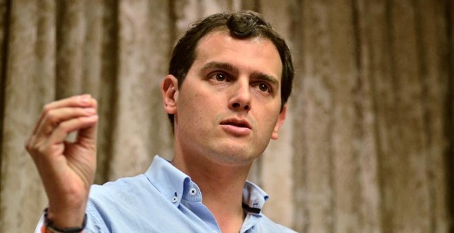 El presidente de Ciudadanos y candidato a la presidencia del Gobierno, Albert Rivera, durante la rueda de prensa ofrecida en Palma tras un encuentro con representantes del sector turístico y empresarial. EFE/Atienza