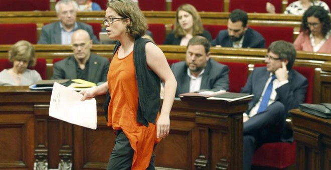 La diputada de la CUP, Eulalia Reguant, se dirige a la tribuna de oradores en el debate en el Parlament de Cataluña de las enmiendas a la ley de Presupuestos, a los que la CUP ya ha confirmado su rechazo, una decisión que impide la aprobación de las cuen
