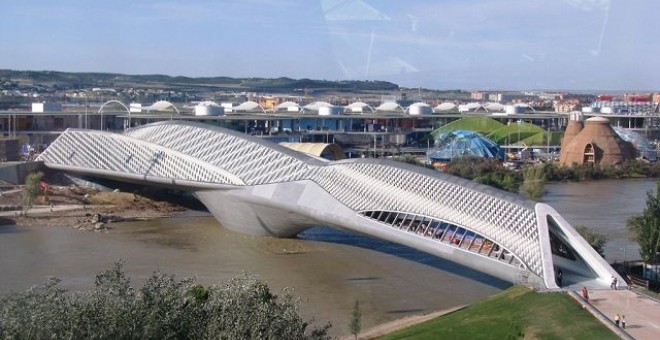 El pabellón puente, diseñado por Zaha Hadid, sigue sin acoger el centro de exposiciones que una caja de ahorros se comprometió a instalar en él.