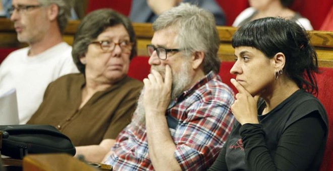 Los diputados de la CUP, Anna Gabriel, Joan Garriga y Gabriela Serra. - EFE