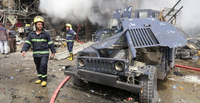 Un vehículo dañado en uno de los ataques. - REUTERS
