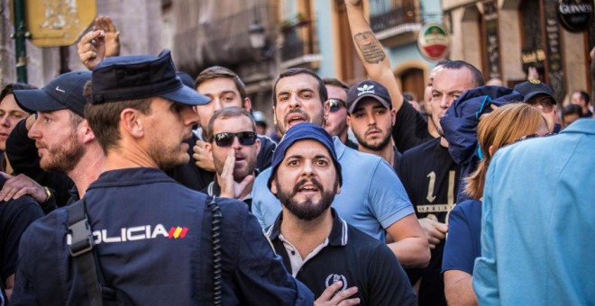 El líder de Yomus con camiseta azul clara y barba en segundo plano. JORDI BORRÁS