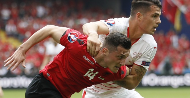 Los hermanos Xhaka pelean por un balón en un lance del Albania-Suiza. /REUTERS
